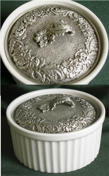 (P) Pewter Decorated Porcelain Jewelry Box 9.2 x 9.2 x 5.0 cm C1-1801JB